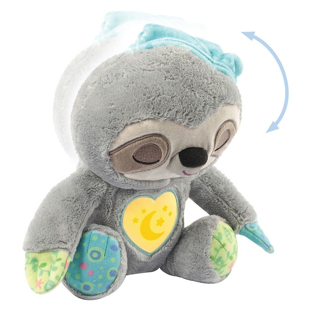 Peluche bradipo grigio con occhi chiusi e cappello. Cuore giallo con motivo luna-stella. Accenti blu e verdi sui piedi.