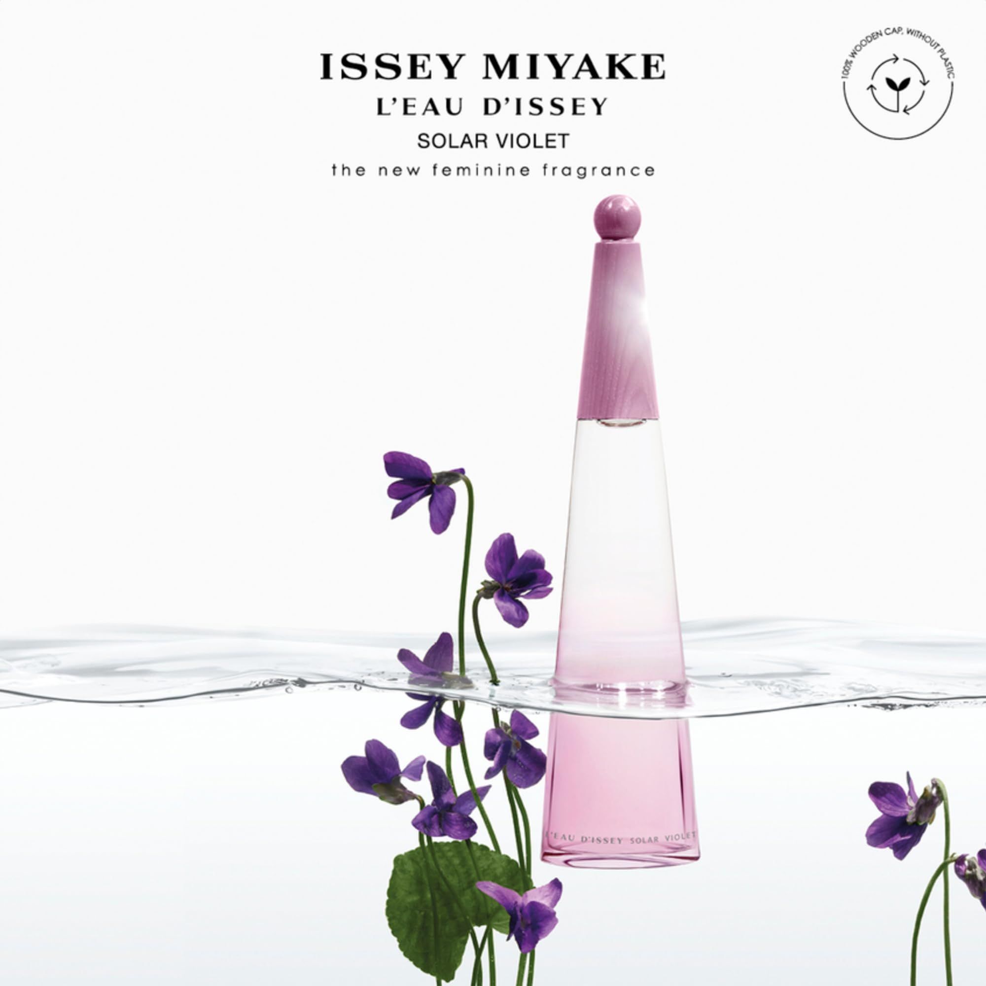 Flacone Issey Miyake L'Eau d'Issey Solar Violet nell'acqua. Violette e testo.
