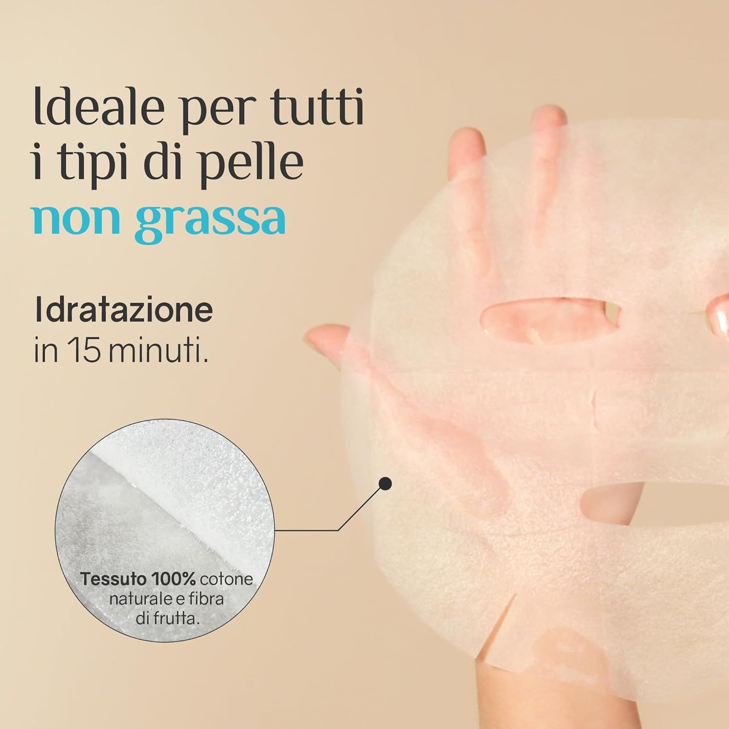 Mano che tiene una maschera per il viso. Testo: Ideale per tutti i tipi di pelle non grassa. Tessuto 100% naturale, cotone e fibra di frutta.