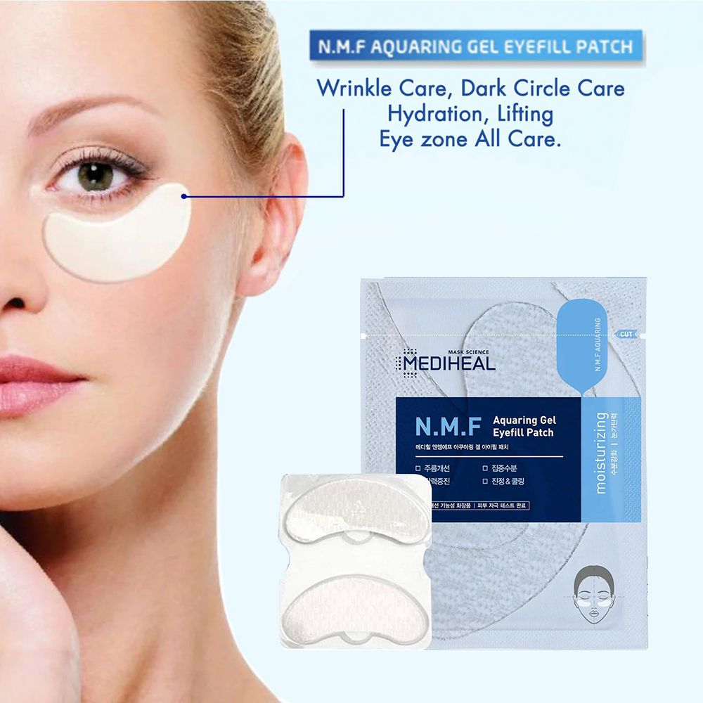 Viso di donna con patch occhi. Confezione e patch visibili. Testo: MEDIHEAL N.M.F Aquaring Gel Eyefill Patch.