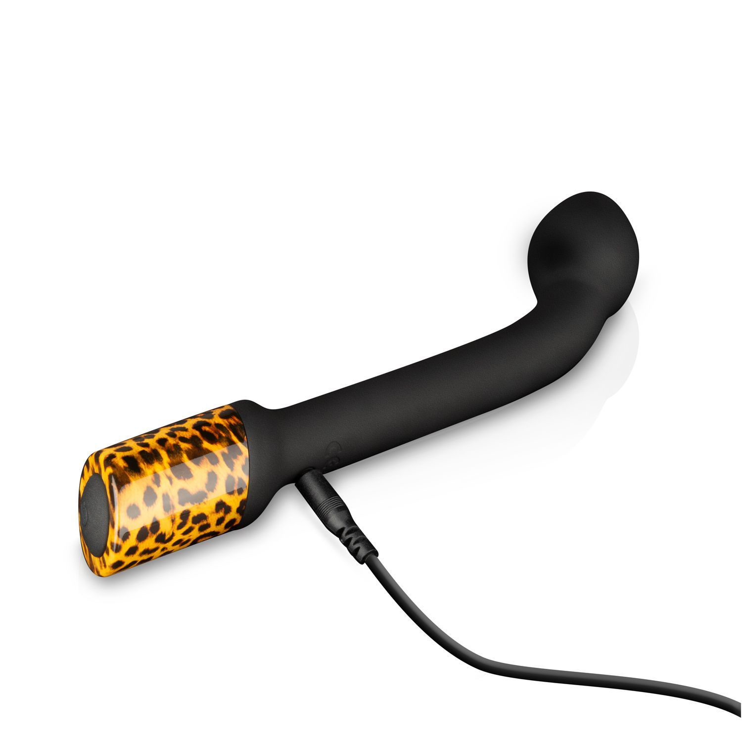 Vibratore nero curvo con base a fantasia leopardata, con un cavo collegato. Appoggiato su sfondo bianco.