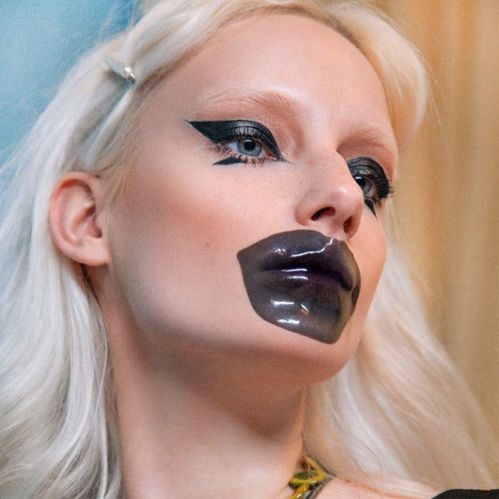 Persona con maschera labbra nera. La maschera copre le labbra. Pelle chiara. Capelli biondi.