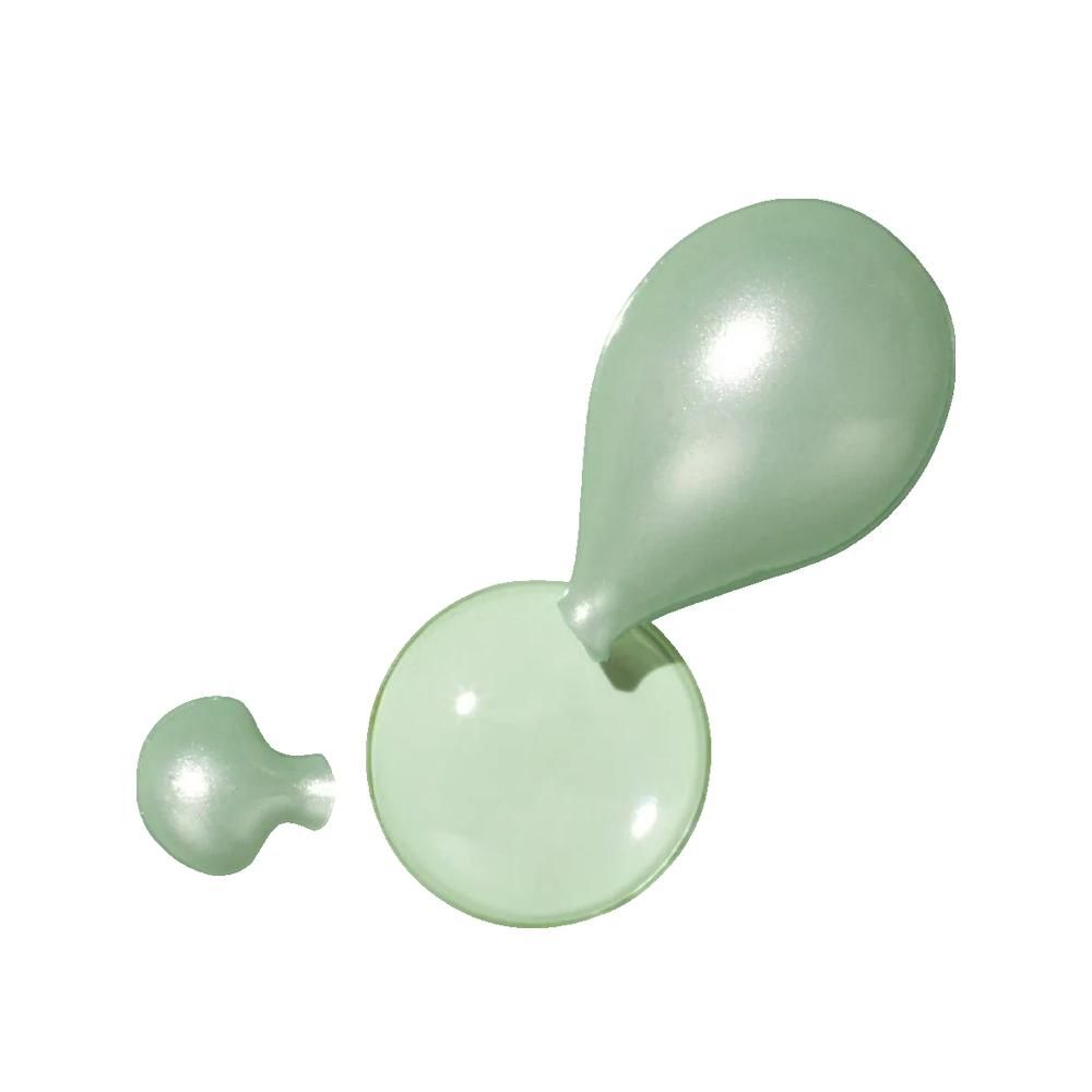 Due capsule verdi a forma di goccia. Una capsula è aperta, l'olio esce.