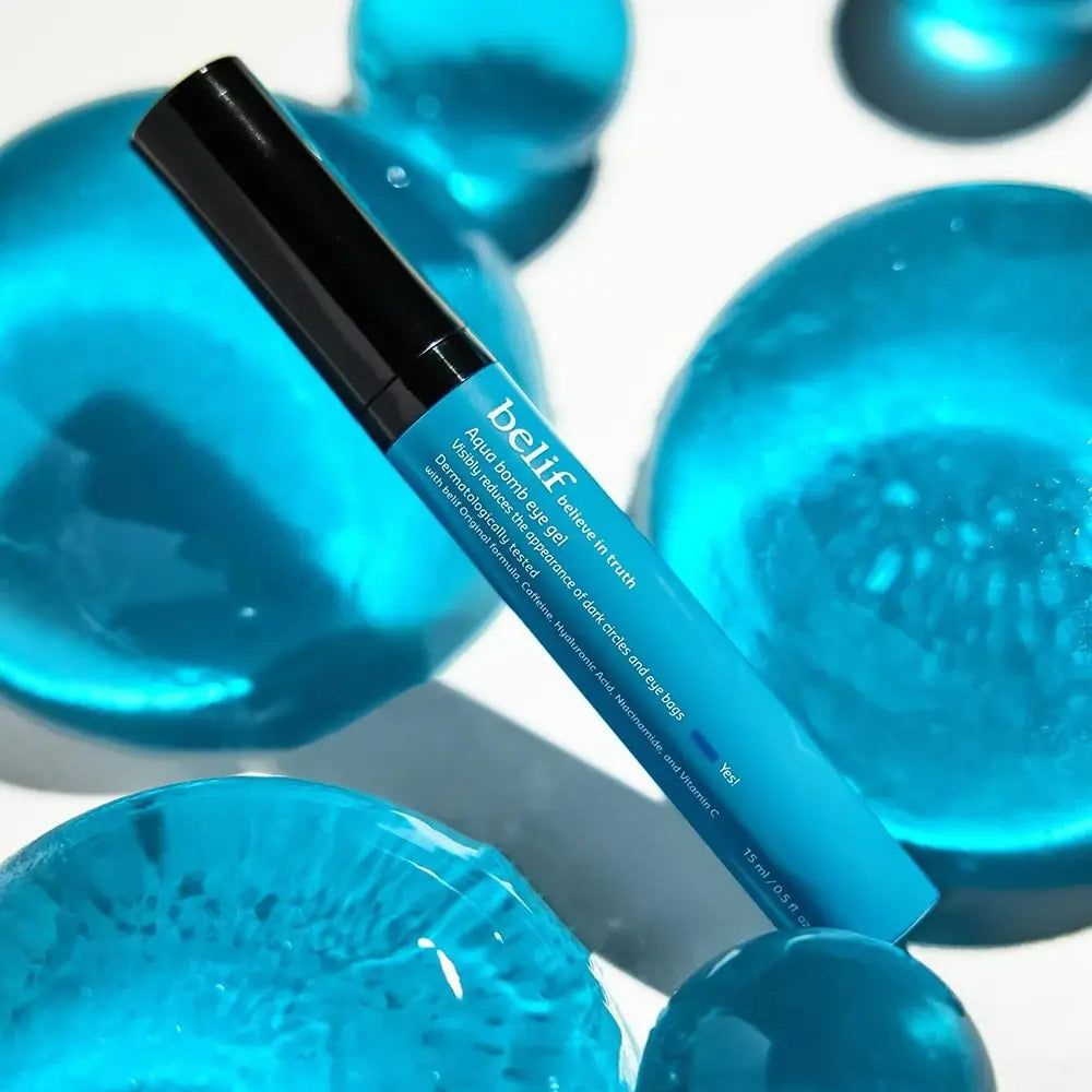 Belif Aqua Bomb Eye Gel tra sfere blu.