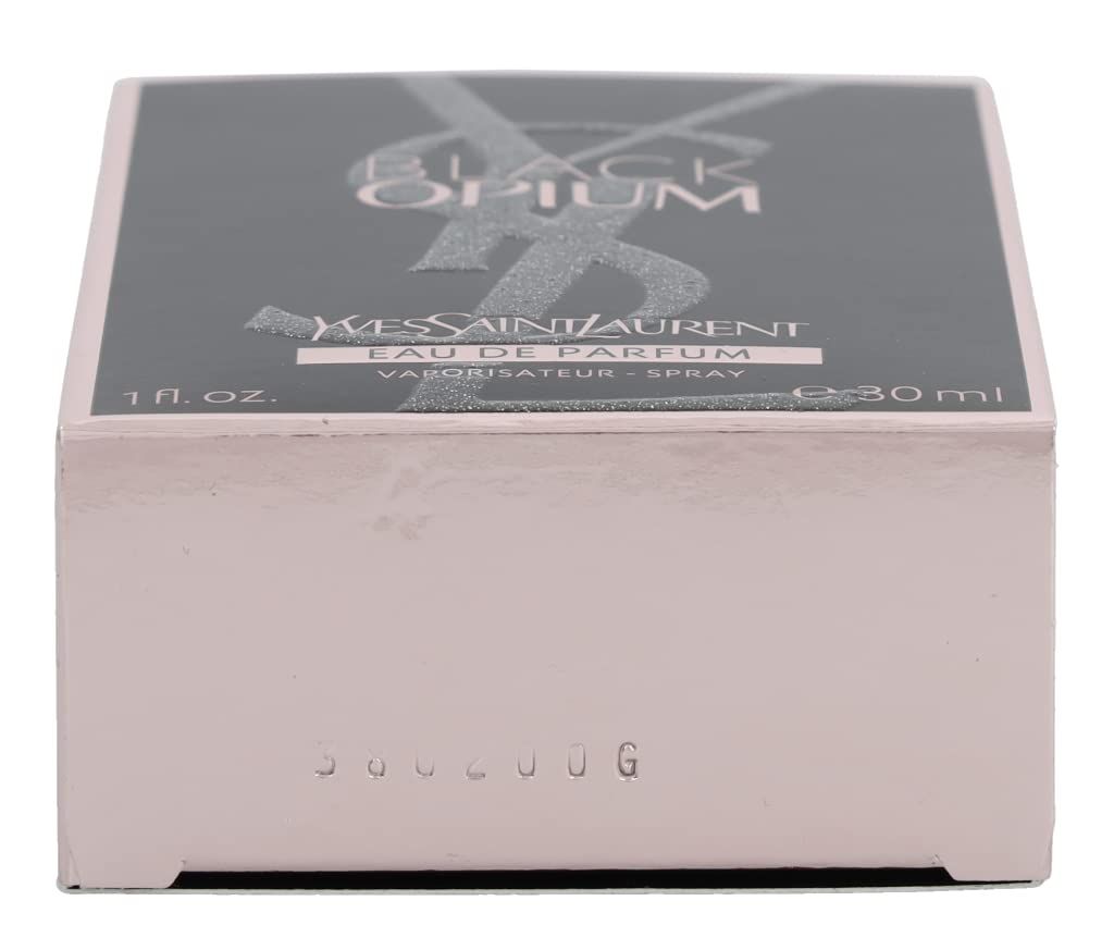 Fondo della confezione di Black Opium Eau De Parfum Spray. Nome del prodotto e marchio. Confezione rosa. Codice di produzione.