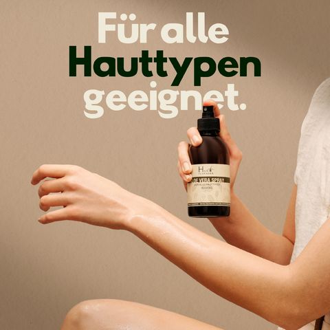 Persona che tiene un flacone spray. Testo: Adatto a tutti i tipi di pelle.