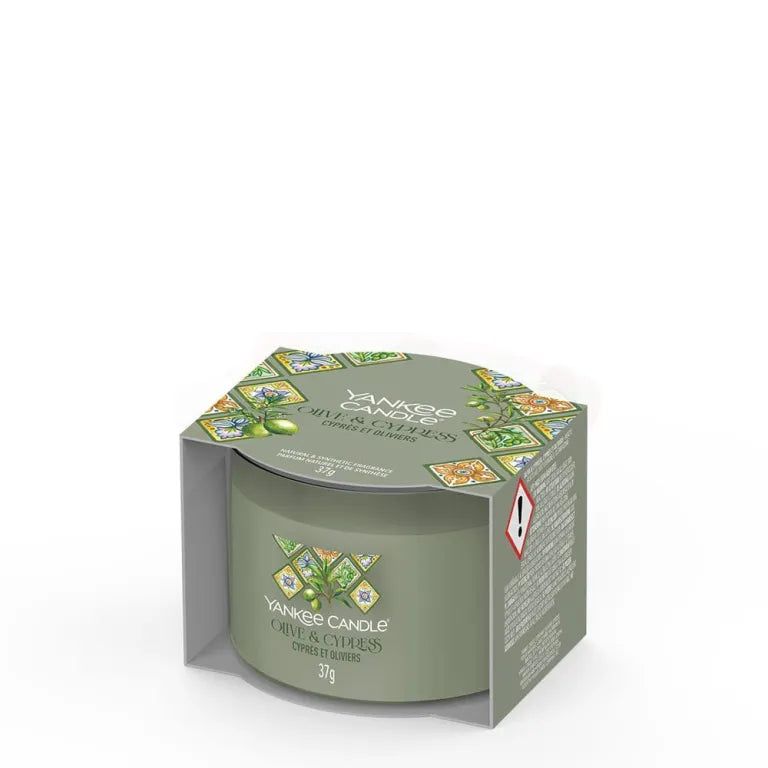 Candela verde in confezione. Scritta: Yankee Candle, Olive & Cyprès, 37g. Confezione con motivo Olive & Cyprès.