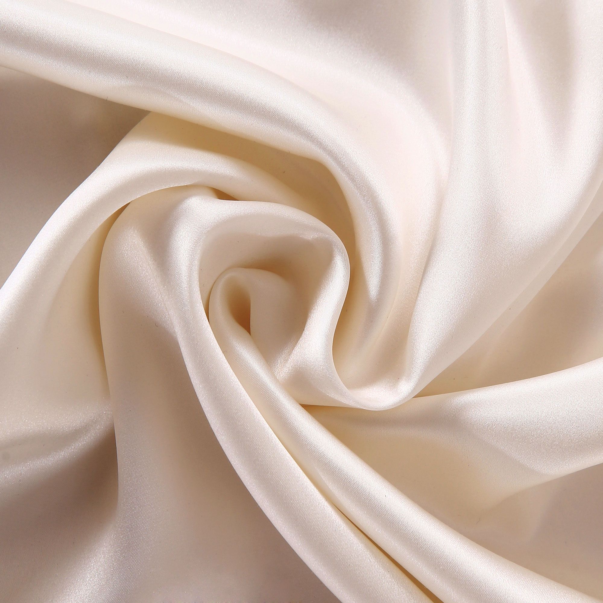 Tessuto di seta color avorio con superficie liscia e lucida e pieghe morbide.