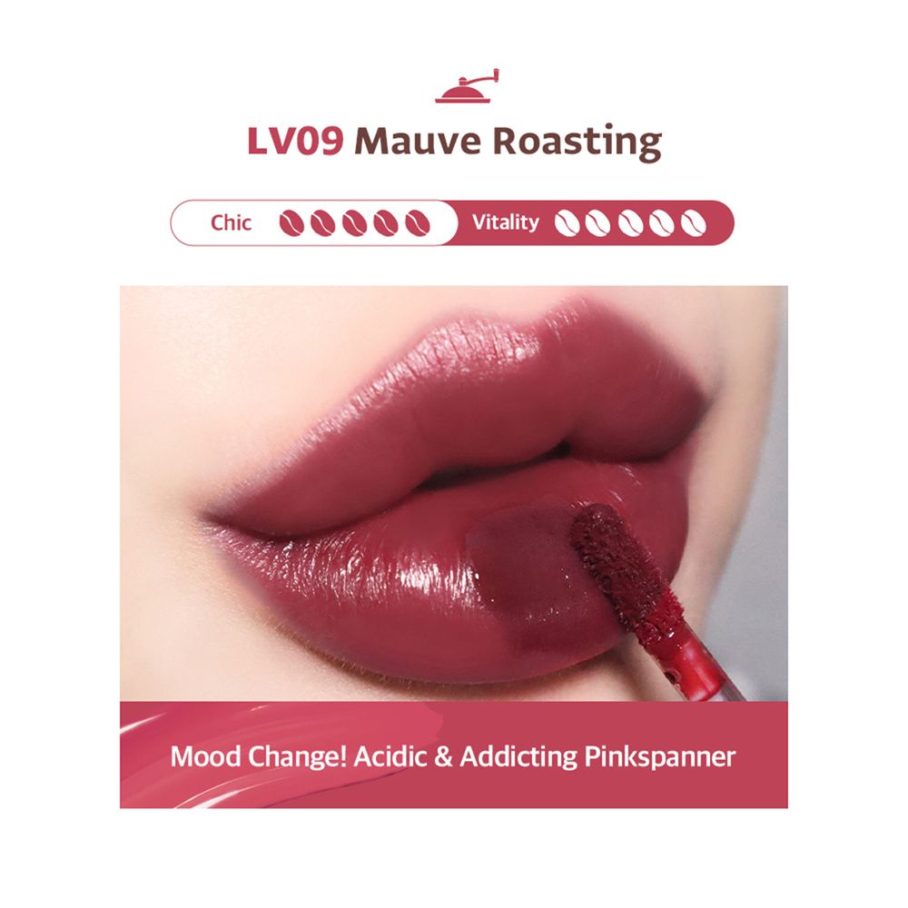 Labbra con tinta labbra Mauve Roasting. Testo: LV09 Mauve Roasting. Scala di valutazione.