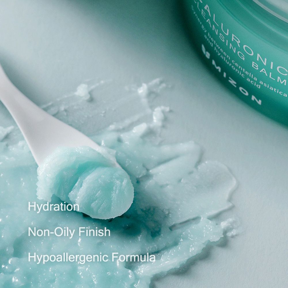 Crema turchese con spatola. Testo: Hydration, Non-Oily Finish, Hypoallergenic Formula.