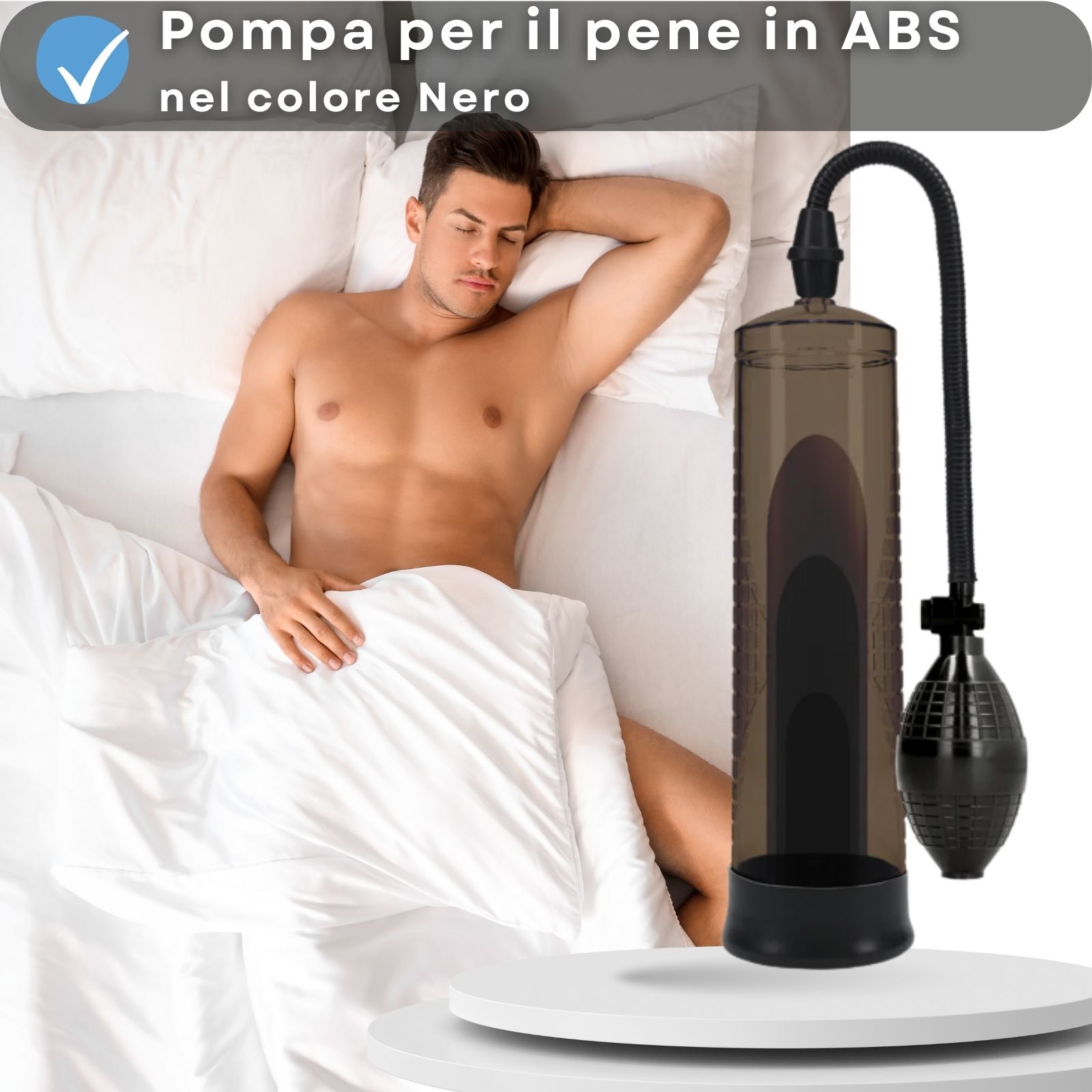 Pompa con cilindro, bulbo e tubo. Uomo a letto. Testo: Pompa per il pene in ABS nel colore Nero.