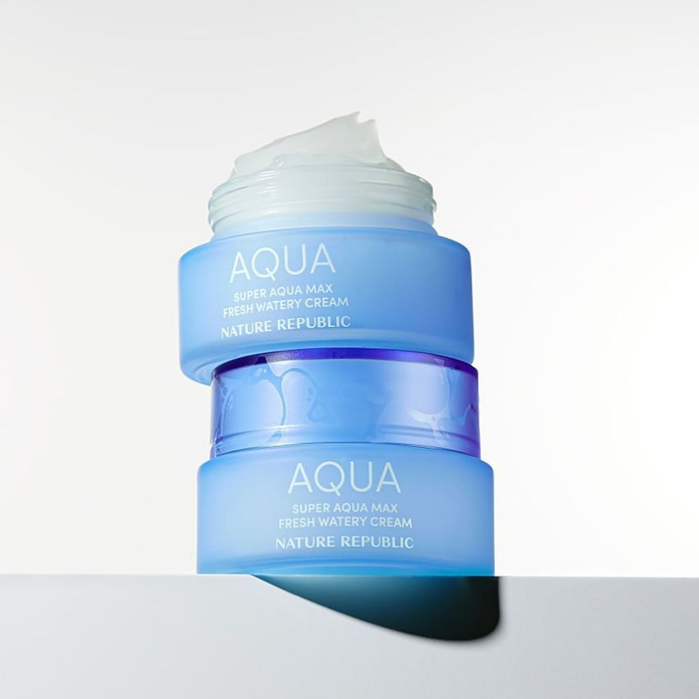 Tre vasetti blu impilati. Scritta: AQUA, SUPER AQUA MAX FRESH WATERY CREAM, NATURE REPUBLIC. Coperchio con crema.