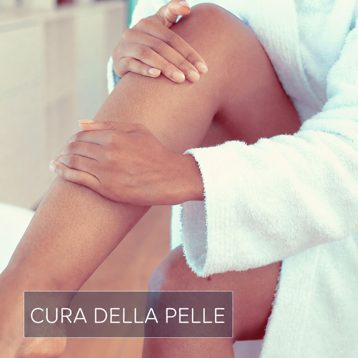 Persona in accappatoio tocca la gamba. Testo: CURA DELLA PELLE.