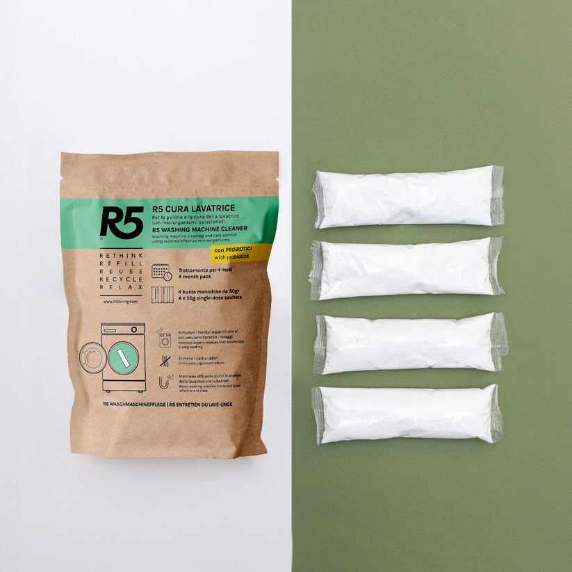 Confezione di detergente per lavatrice e quattro bustine. Scritta: R5 Cura Lavatrice. Confezione verde-marrone.