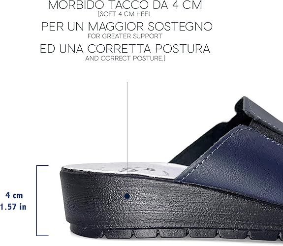 Dettaglio del tacco di uno zoccolo Sanì blu. Testo: 'Morbido tacco da 4 cm'.