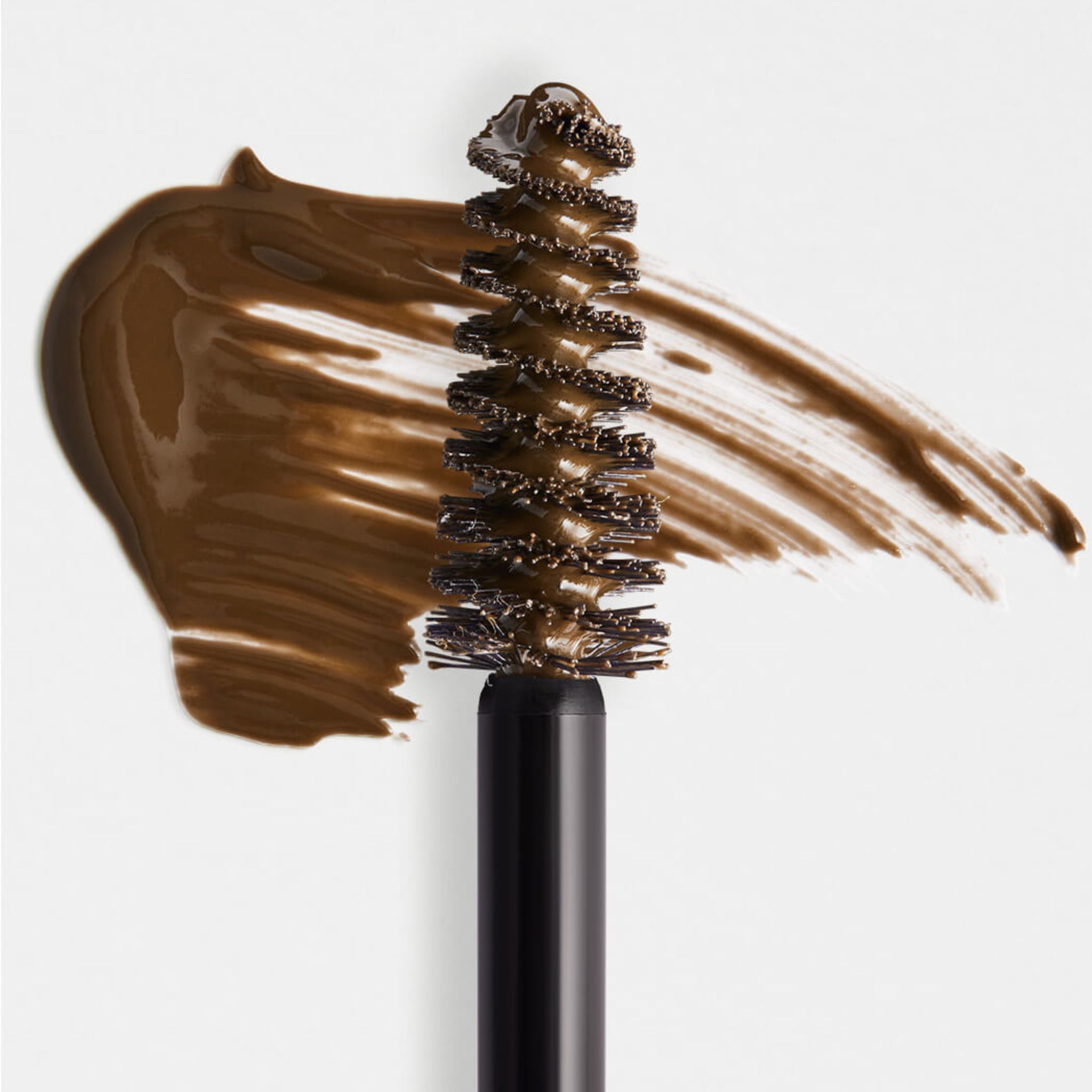 Pennello applicatore con texture gel marrone per sopracciglia.