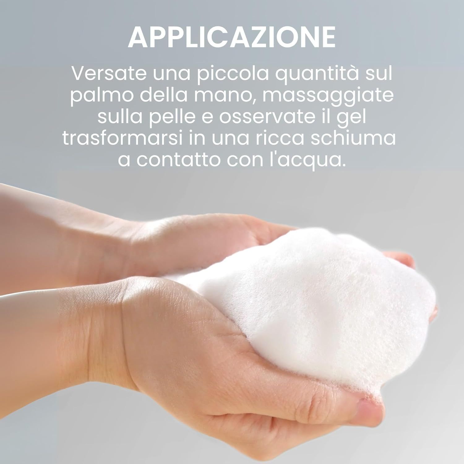 Mani che tengono la schiuma. Descrizione dell'uso: mettere una piccola quantità nel palmo.
