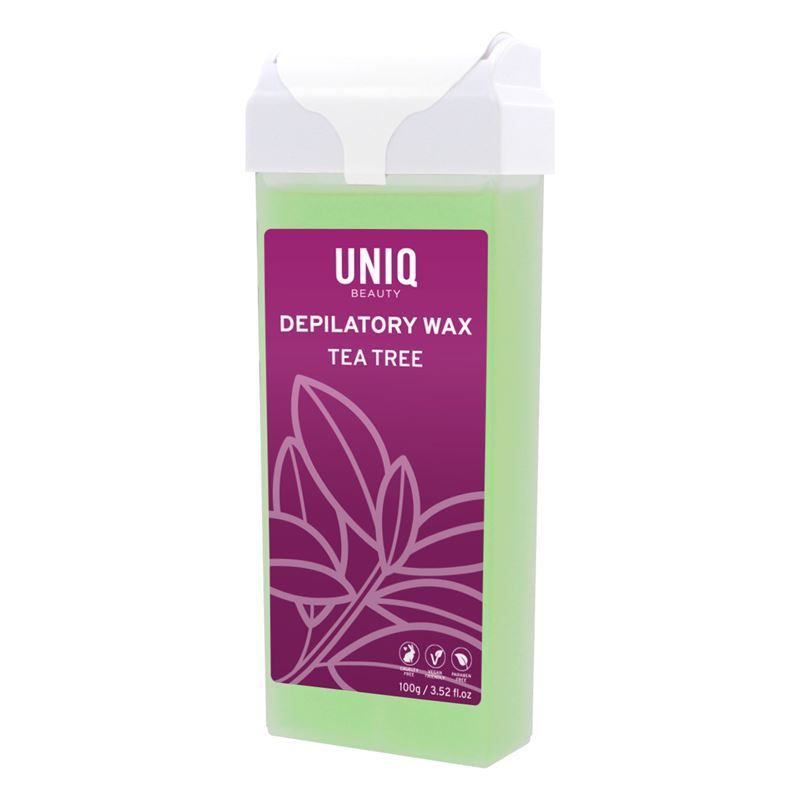 Cartuccia di cera verde con coperchio bianco. Scritta: UNIQ BEAUTY, Depilatory Wax Tea Tree. Etichetta viola con foglie.