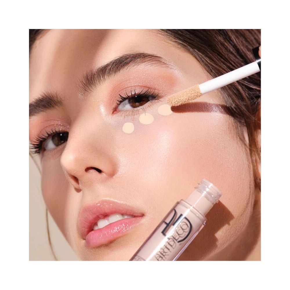 ARTDECO Concealer Fluid Camouflage applicato sulla pelle sotto l'occhio.