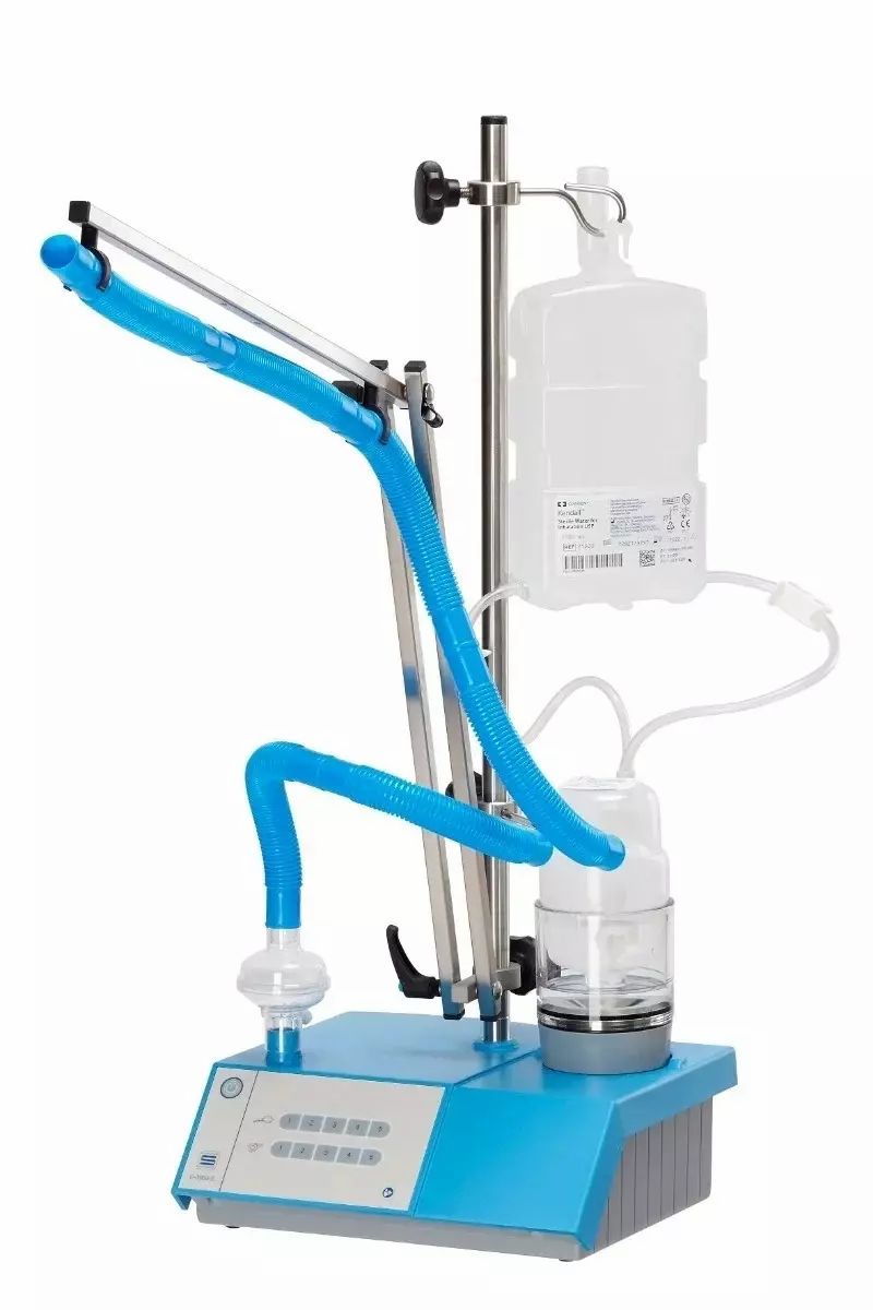 Nebulizzatore a ultrasuoni con base blu, serbatoio dell'acqua, tubi flessibili e pannello di controllo.
