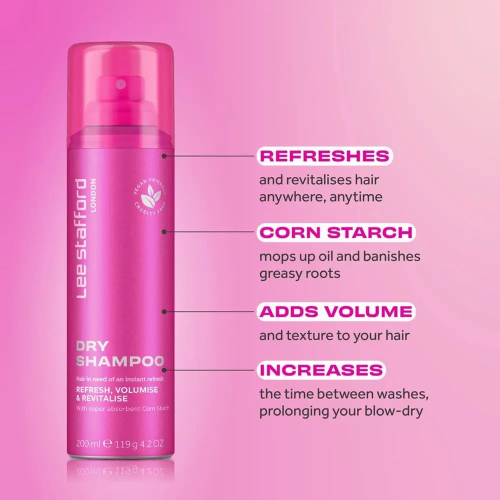 Bomboletta di shampoo secco rosa. Testo: LEE STAFFORD LONDON, DRY SHAMPOO, REFRESH, VOLUMISE & REVITALISE. Sigillo vegano. Informazioni sul prodotto.