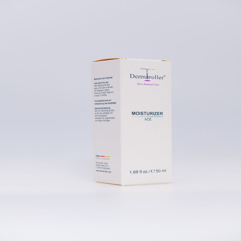 Confezione del Dermaroller Moisturizer ACE. Scatola di cartone bianca con informazioni sul prodotto e istruzioni.