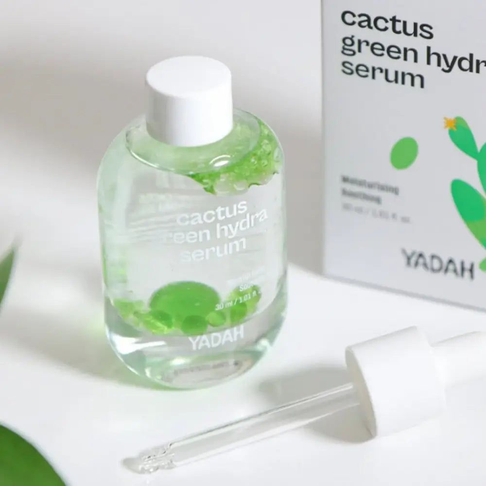 Flacone trasparente con tappo bianco e pipetta. Contiene globuli verdi e liquido. Scritta: YADAH Kaktus Green Hydra Serum.