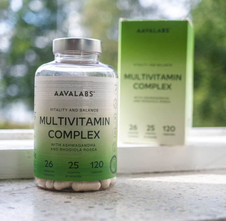 Flacone e scatola Aavalabs Multivitamin Complex su davanzale.
