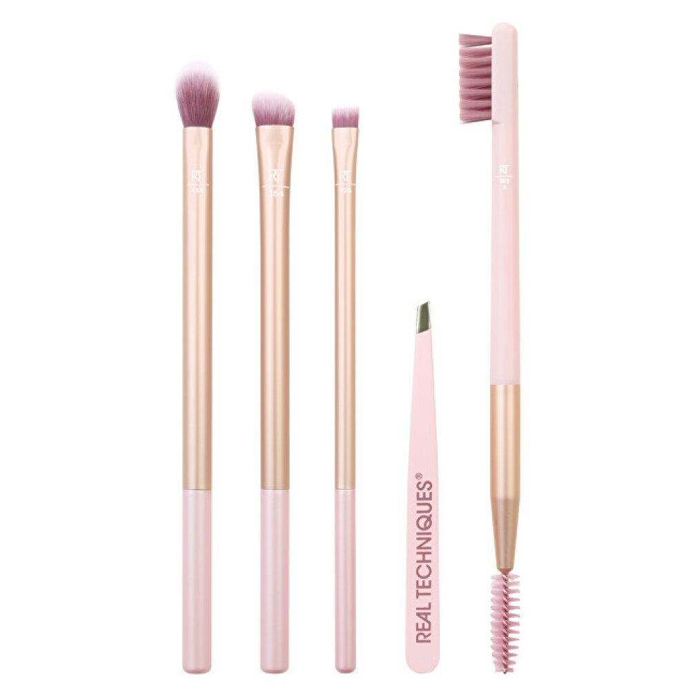 Set di cinque pennelli per trucco e una pinzetta. Pennelli con manici rosa e ghiera dorata. Pinzetta rosa. Sfondo bianco.