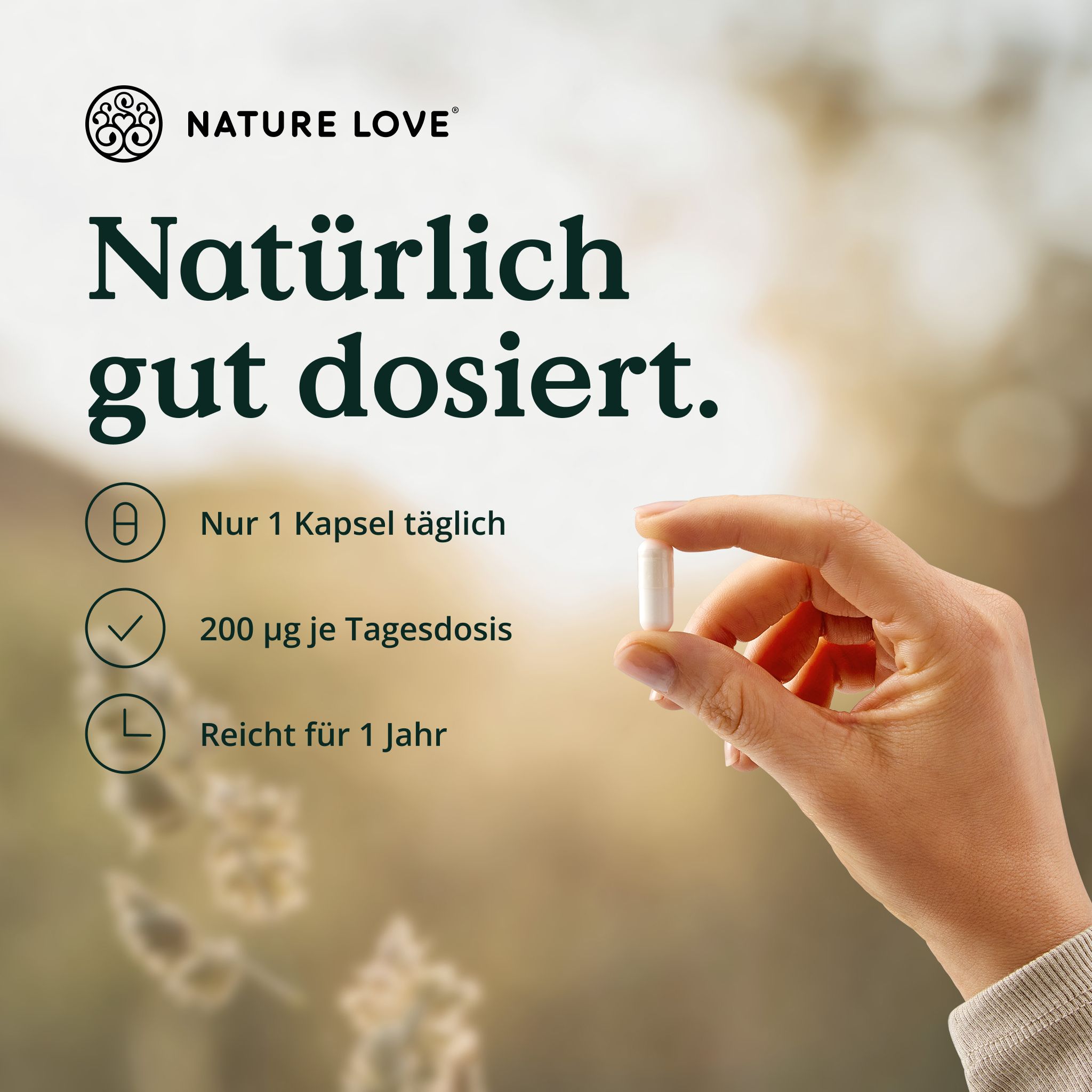 Mano che tiene una capsula, testo: Naturalmente ben dosato. Solo 1 capsula al giorno.