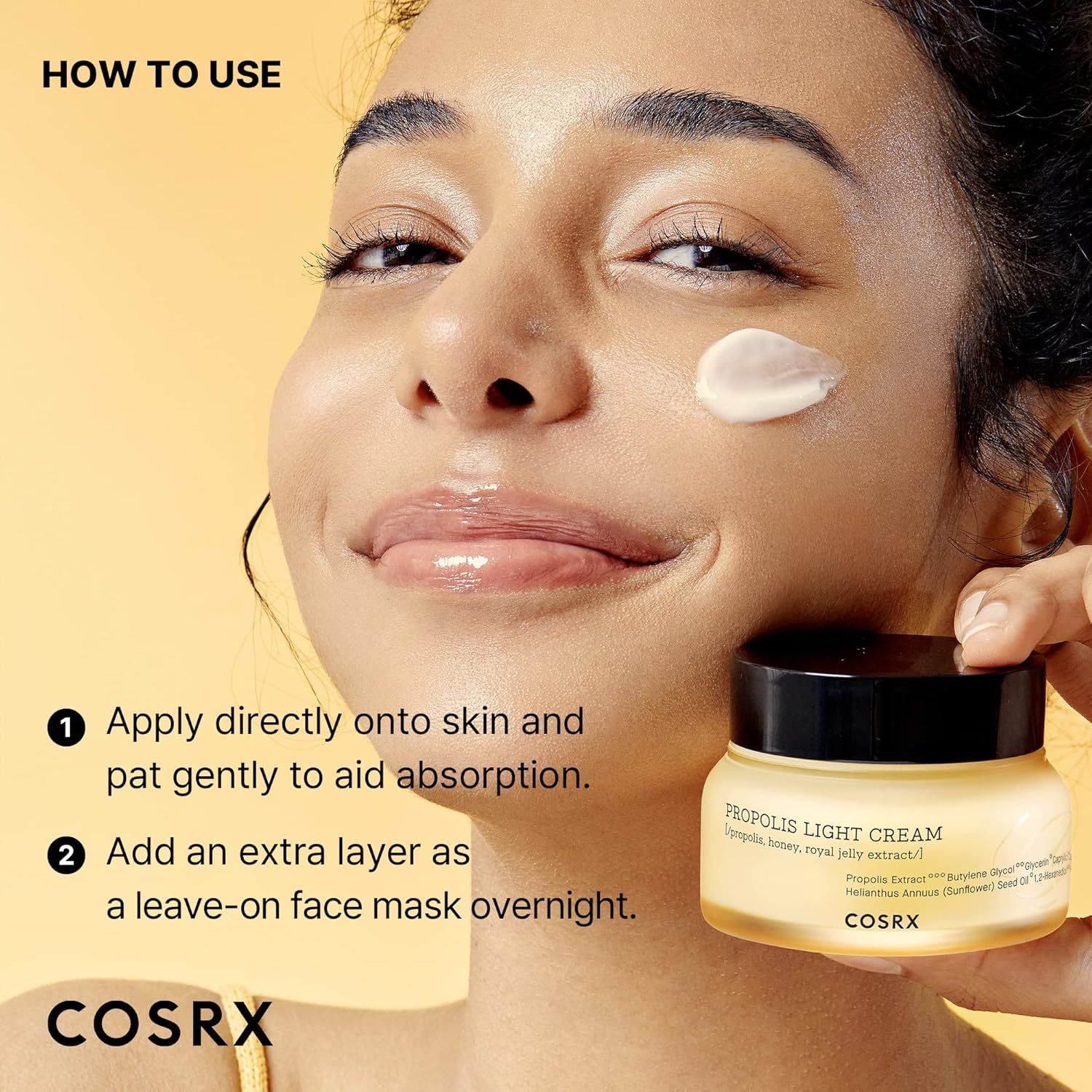 Donna tiene vasetto di crema. Scritta: PROPOLIS LIGHT CREAM, COSRX. Crema applicata sul viso. Istruzioni.