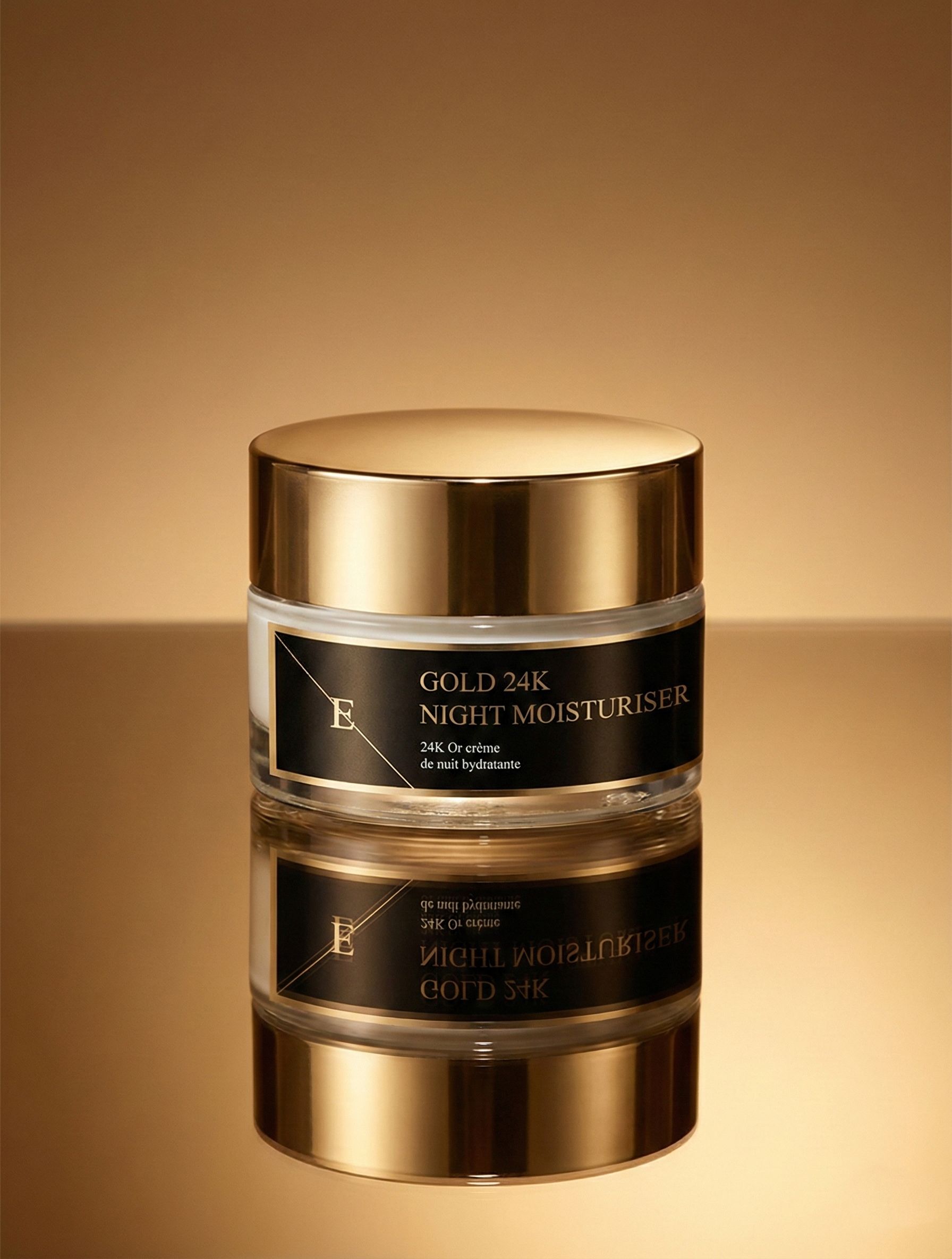 Vasetto dorato di crema da notte, riflesso su una superficie dorata.