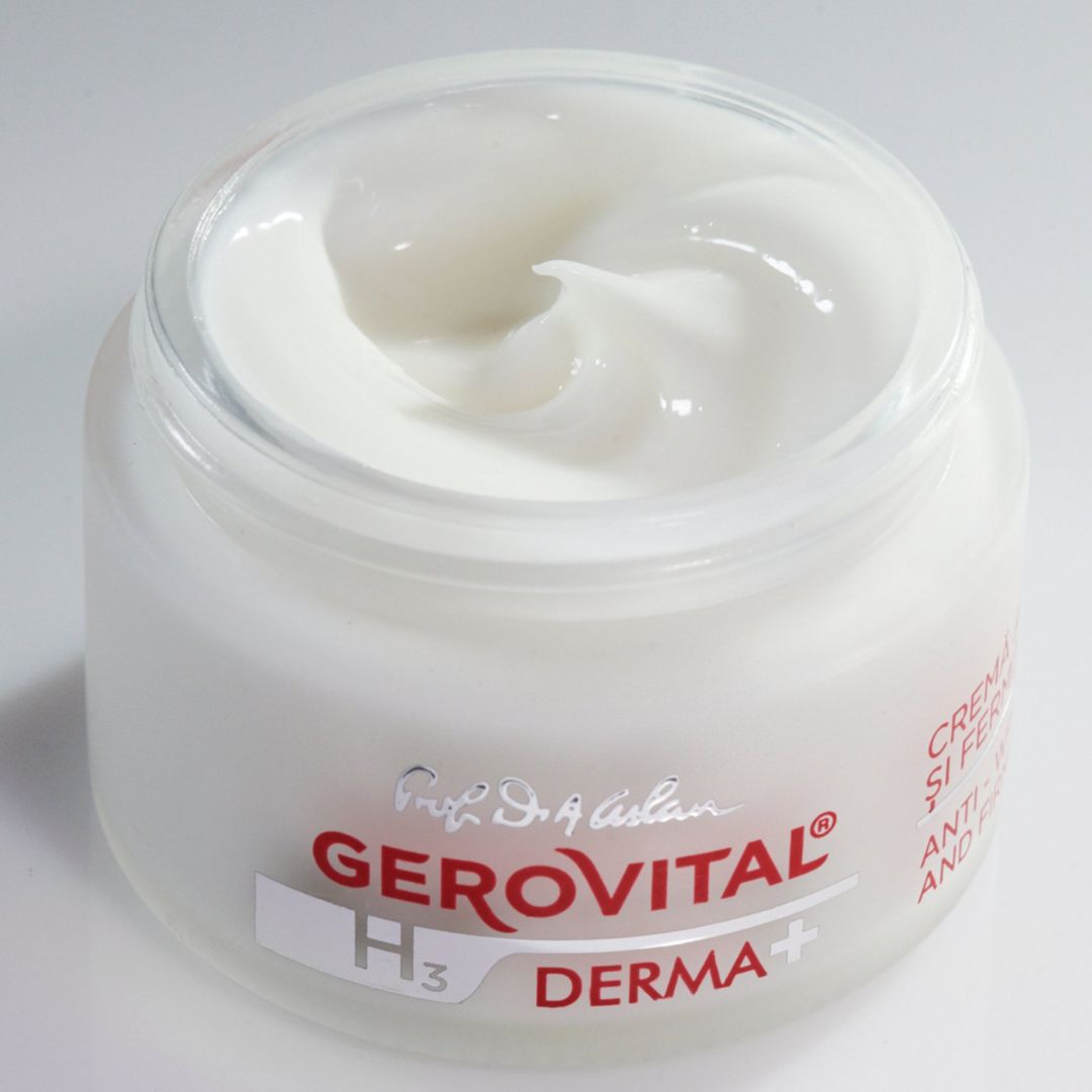 Vasetto di crema aperto. Scritta: Gerovital H3 Derma+. Crema antirughe e rassodante. Crema visibile.