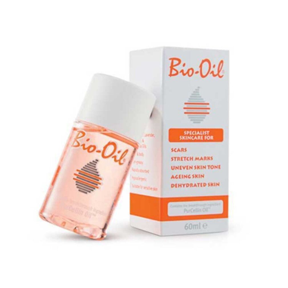 Flacone e confezione Bio-Oil. Flacone inclinato, tappo bianco, logo arancione. Confezione con testo: Specialist Skincare for.