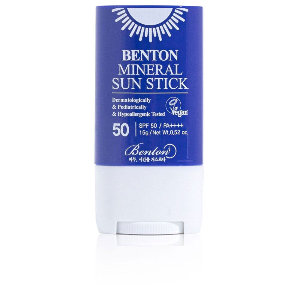 Stick solare cilindrico blu con base bianca. Scritta: BENTON MINERAL SUN STICK, SPF 50+/PA++++. Sigillo vegano.