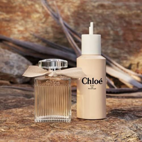 Flacone Chloé Eau de Parfum e ricarica. Flacone con fiocco. Ricarica con logo. Su sfondo roccioso.