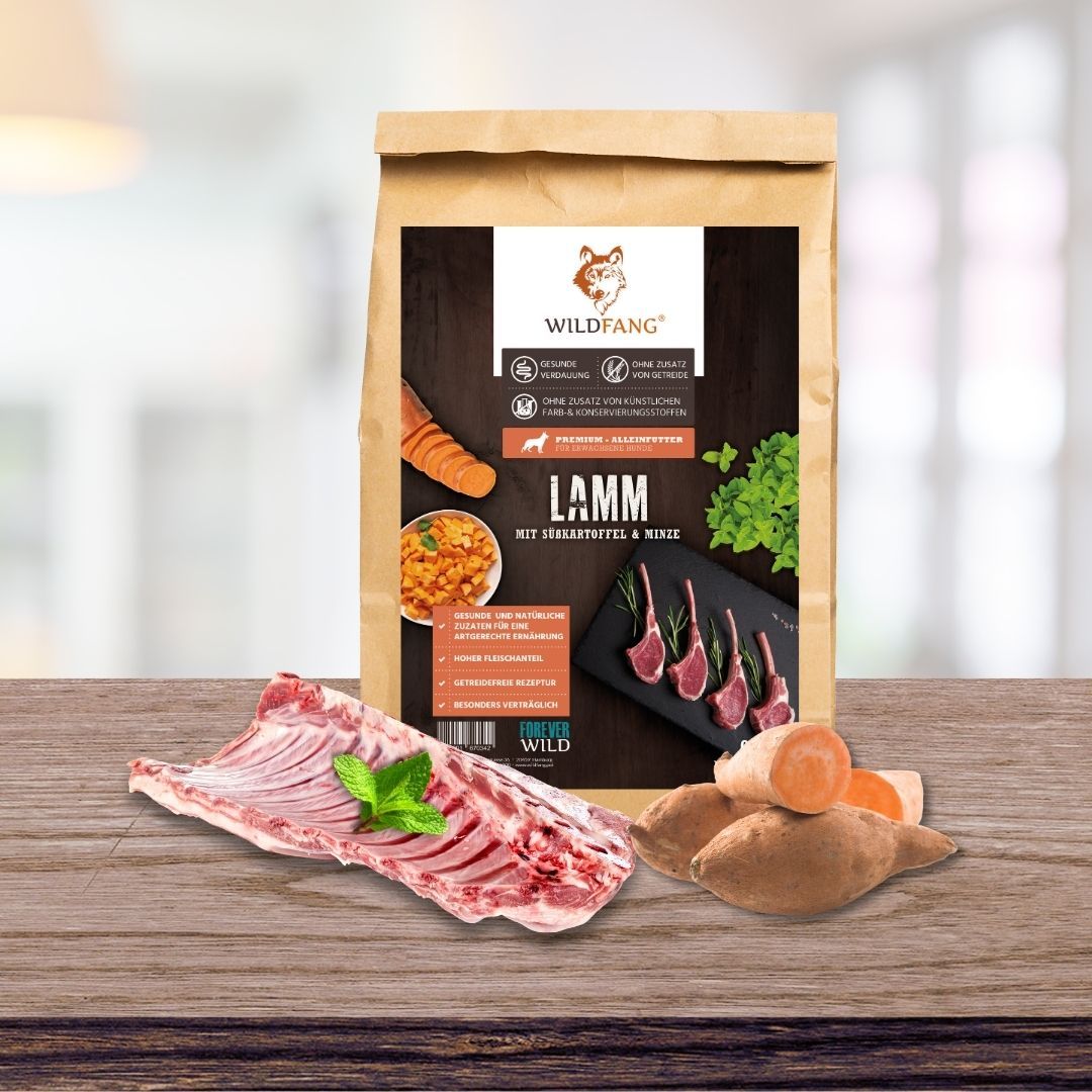 Confezione di cibo per cani WILDFANG® Lamm. Ingredienti: agnello, patata dolce, menta. Immagine del prodotto e ingredienti.