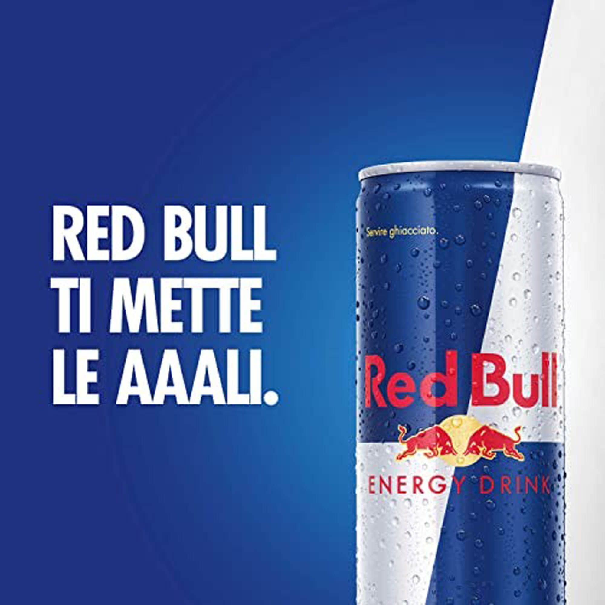 Lattina di Red Bull Energy Drink con gocce d'acqua.