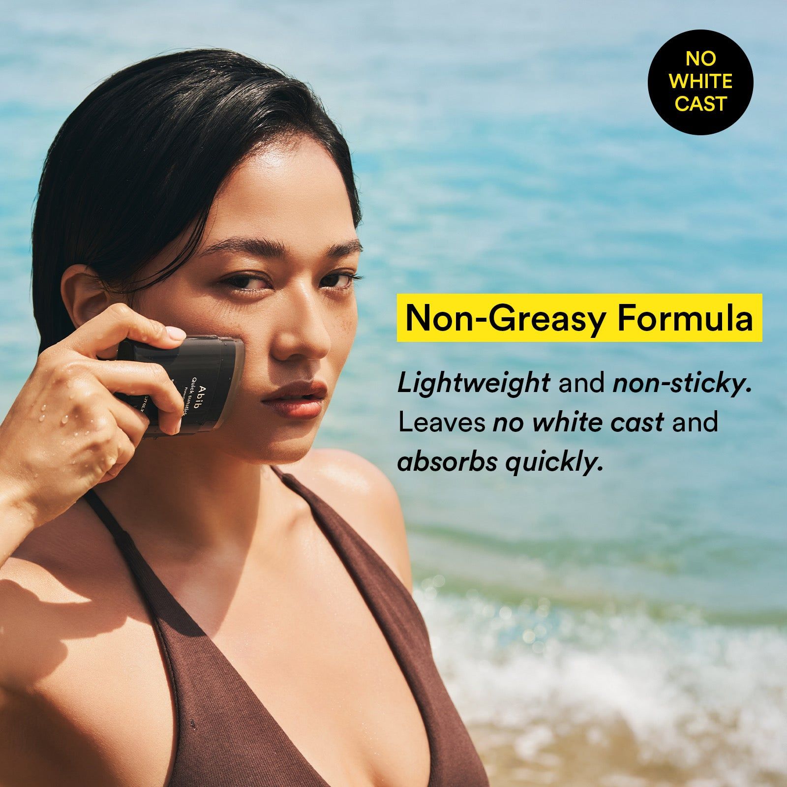 Donna con ABIB Quick Sunstick Protection Bar SPF50+ PA++++ in spiaggia, "Non-Greasy Formula".