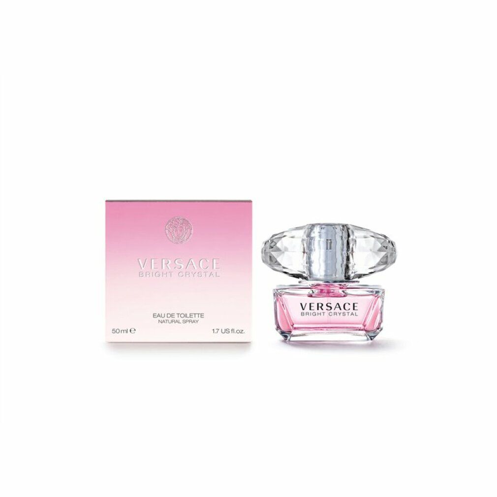 Spray Eau de Toilette Versace Bright Crystal. Flacone rosa con tappo di cristallo e confezione rosa. Testo: Versace, Bright Crystal.
