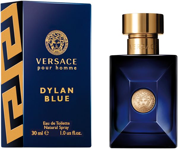 Flacone di profumo blu con tappo dorato e confezione. Sulla confezione è scritto "VERSACE pour homme DYLAN BLUE".