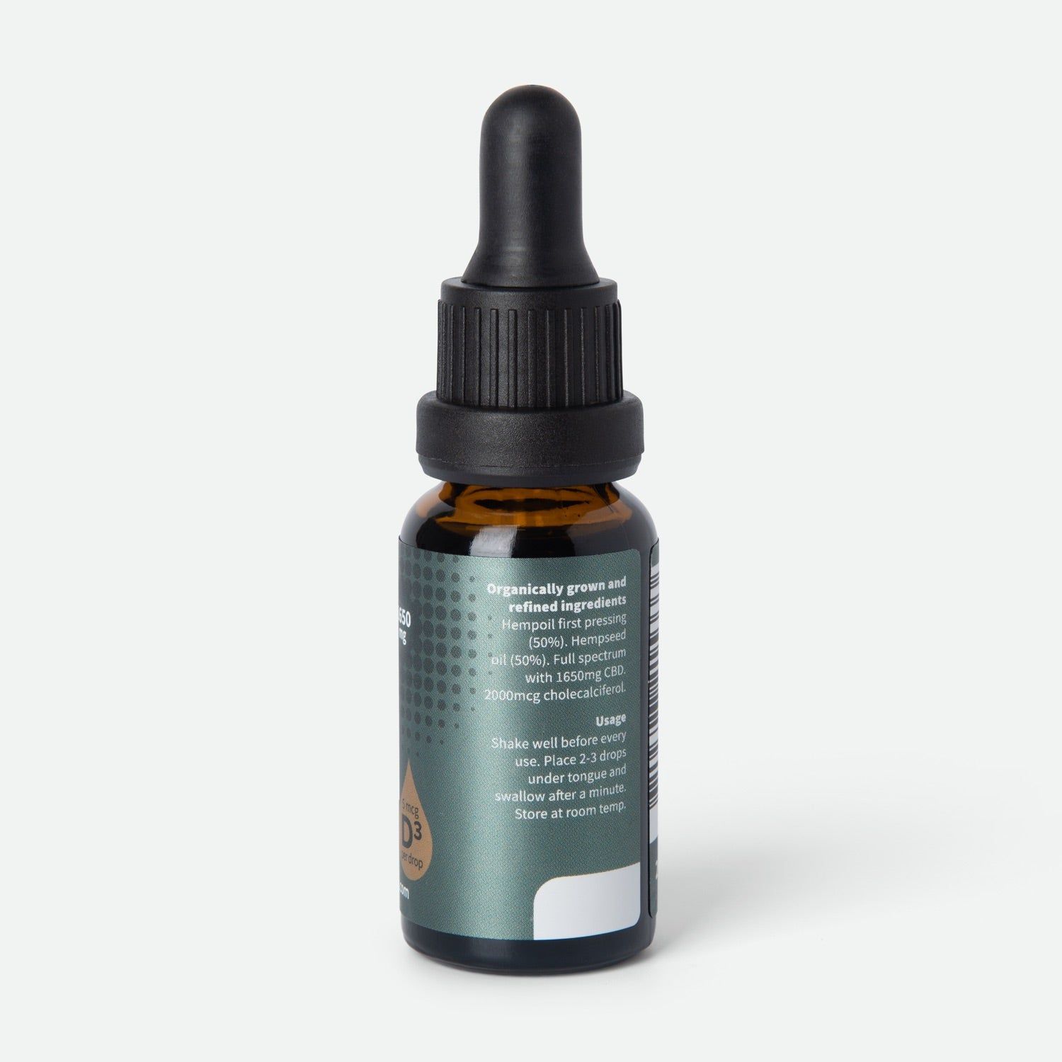Flacone di vetro marrone con contagocce nero. Etichetta con testo: Coltivato organicamente, 1650mg CBD, vitamina D3. Vista posteriore.