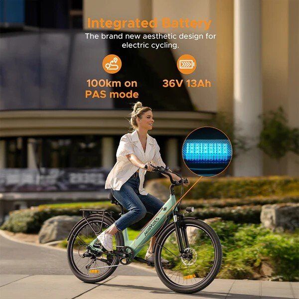 Donna in bicicletta elettrica verde. Batteria integrata, 100 km di autonomia, 36V 13Ah.