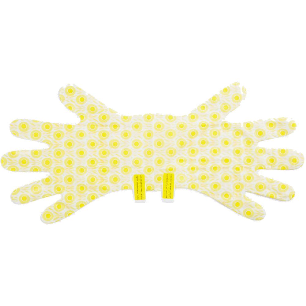 Due maschere per le mani gialle con motivo floreale giallo. Due strisce adesive. Su sfondo bianco.