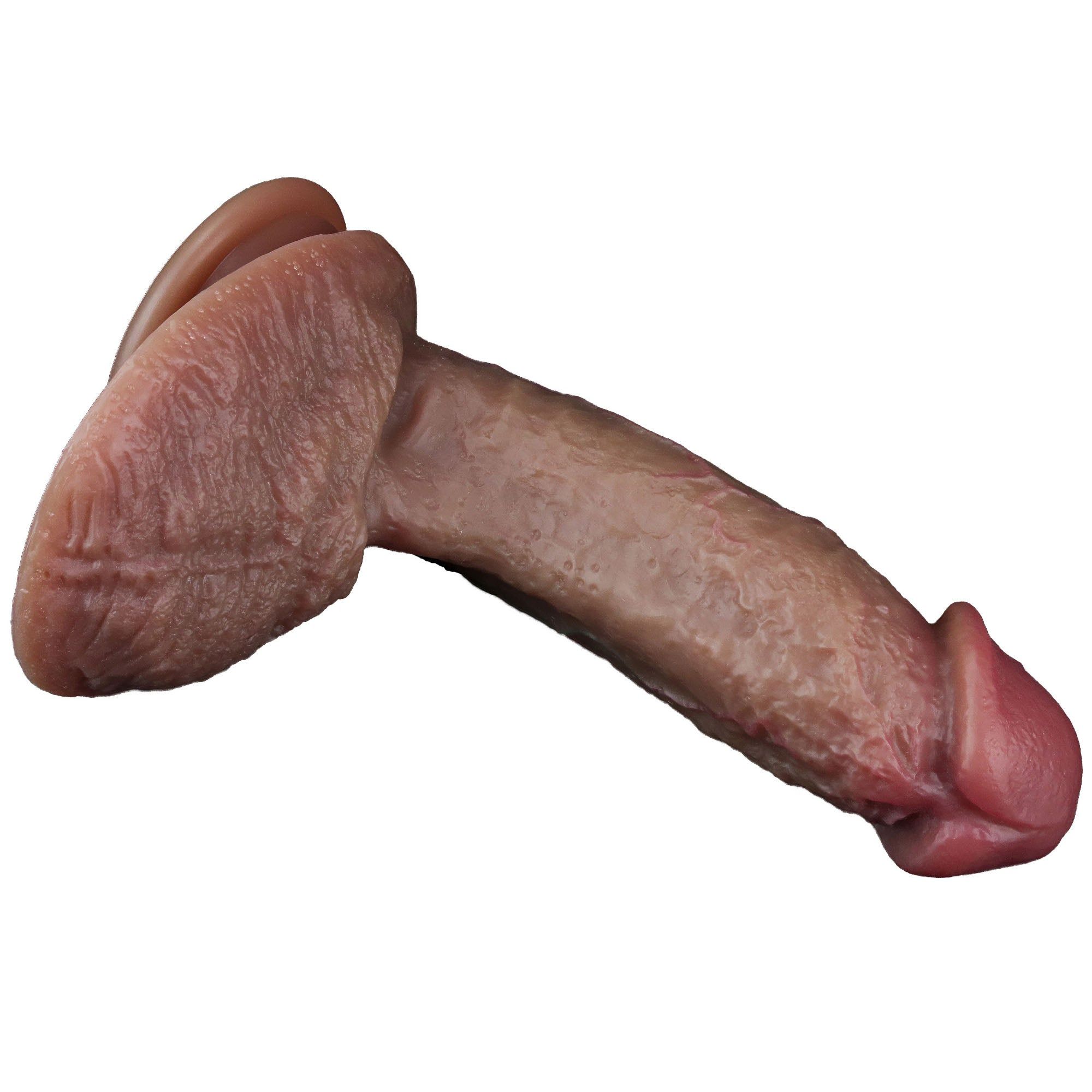Dildo realistico, marrone-rosato, con dettagli realistici. Base con ventosa. Vista frontale.