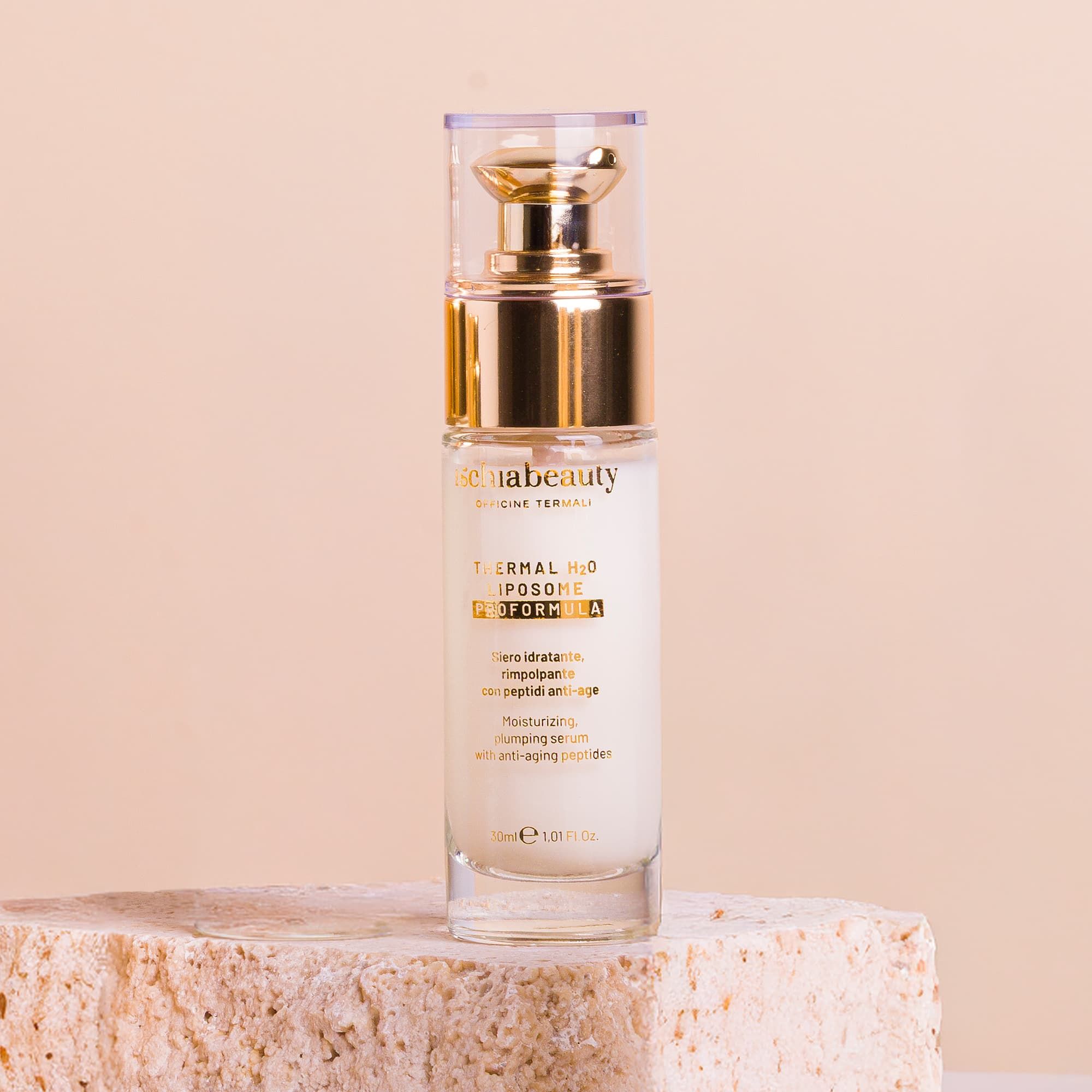 Flacone di siero con tappo dorato. Scritta: ischiabeauty, Thermal H2O Liposome Proformula, Siero idratante, rimpolpante con peptidi anti-age.