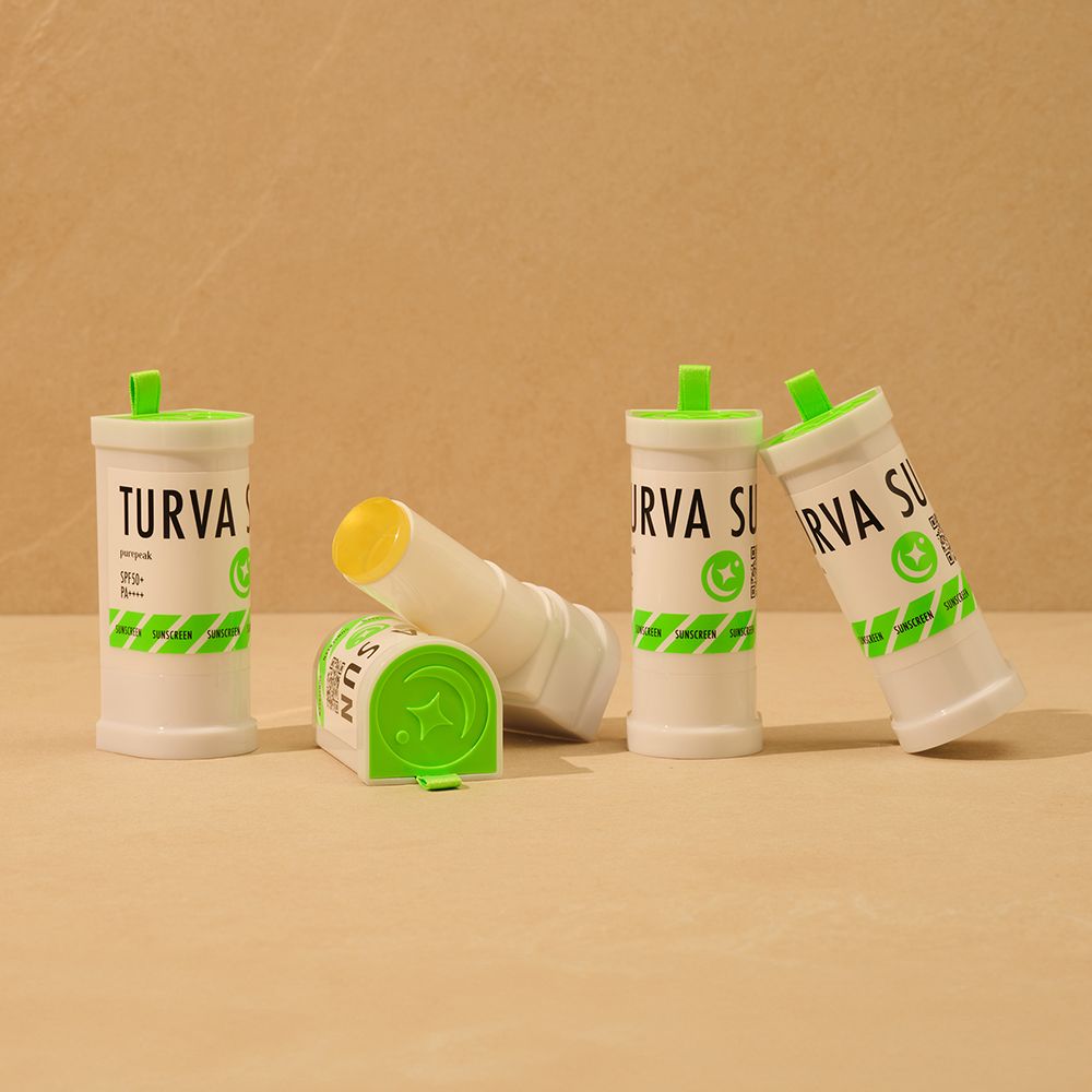 Diversi stick solari PUREPEAK TURVA SUN. Contenitori cilindrici bianchi con coperchi verdi. Scritta TURVA SUN in nero e verde. Uno stick è aperto, rivelando la protezione solare gialla. Il prodotto è contrassegnato dalla parola SUNSCREEN.