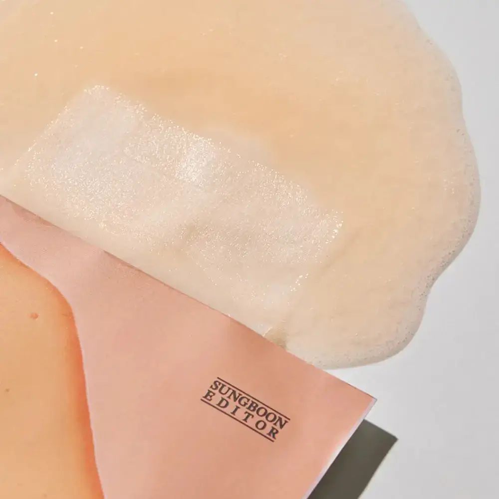 Maschera rosa parzialmente staccata, con testo SUNGBOON EDITOR. Sotto, un'altra maschera.