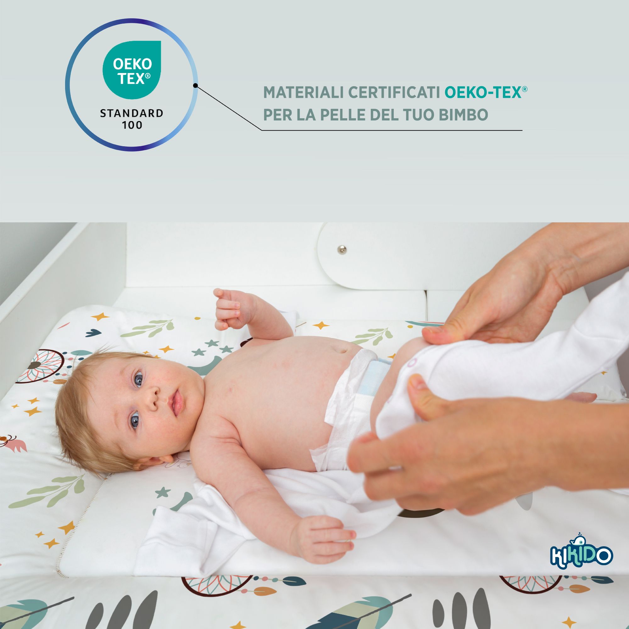 Bambino su fasciatoio. Testo: OEKO-TEX® Standard 100. Materiali certificati OEKO-TEX® per la pelle del tuo bimbo.