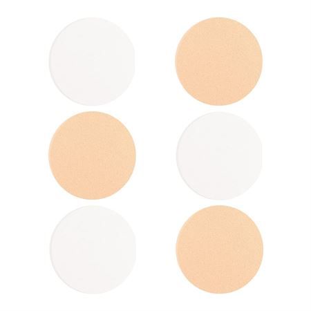 Sei spugnette rotonde per il trucco, disposte alternativamente bianche e beige.